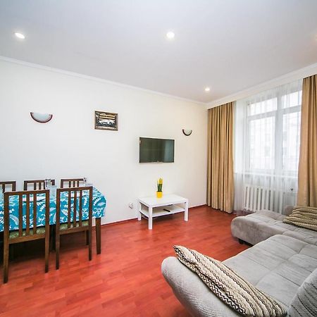 Apartment Ploshchad Pobedy 3 Komnaty Minsk Exterior photo