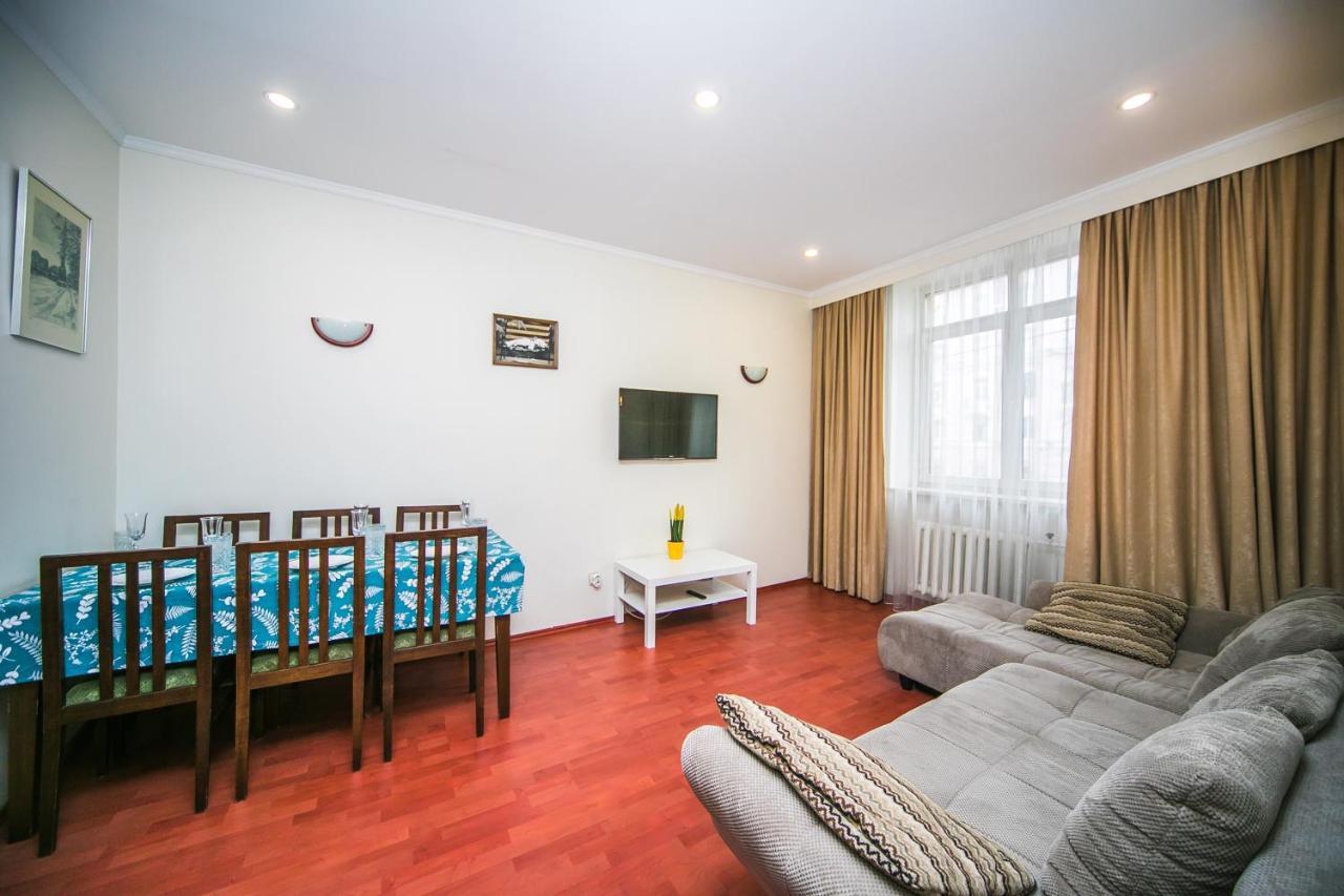 Apartment Ploshchad Pobedy 3 Komnaty Minsk Exterior photo