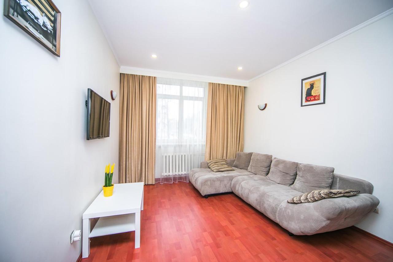 Apartment Ploshchad Pobedy 3 Komnaty Minsk Exterior photo