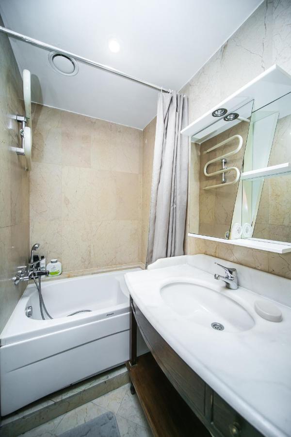 Apartment Ploshchad Pobedy 3 Komnaty Minsk Exterior photo